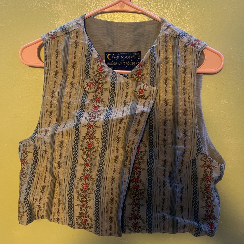Patterned vest with buttons
